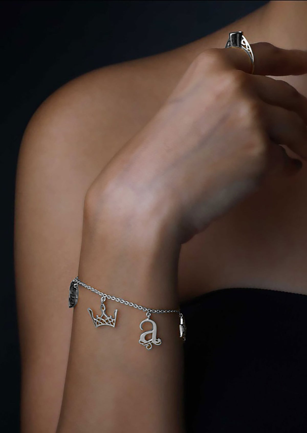 Women Chain Stainless Steel Initials Bracelet Coloured Round Shell Initial  Letter a to Z Jewellery Alphabet Charm Bracelets  China Letter Initials  Round Bracelets and Letter Bracelets price